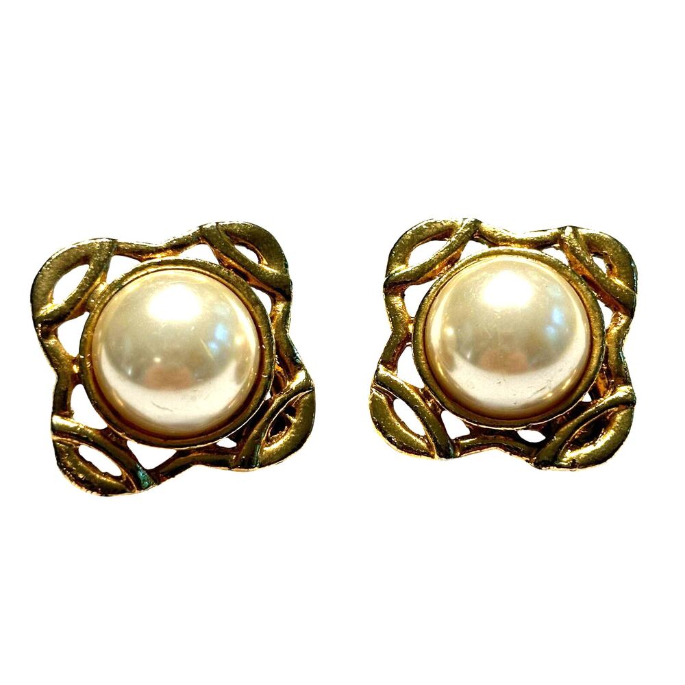 Vintage clip on earrings goldtone & faux pearl classic 1980’s boss lady style
